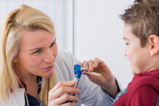 &auml;rztin untersucht den rachenraum eines kindes