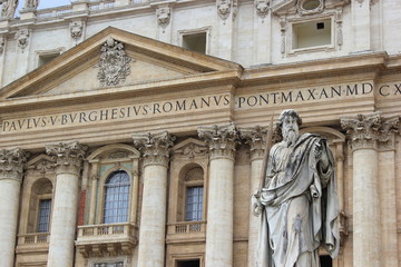 Die Statue vom Heiligen Paulus auf dem Petersplatz vor dem Petersdom (Vatikan)