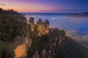 Zonsopgang boven drie zussen, Blue Mountains, NSW, Australië