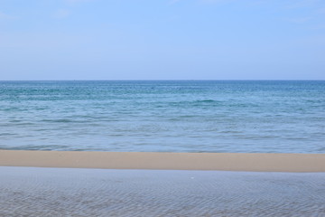 穏やかな浜辺／殆ど風が無い静かな日に、穏やかな浜辺の風景を撮影した写真です。