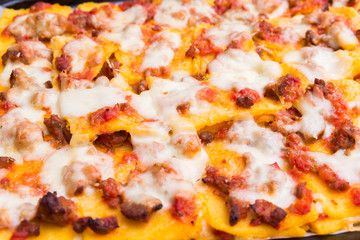 Polenta con salsiccia, mozzarella e pomodoro