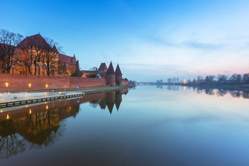 Fototapeta premium The Castle of the Teutonic Order in Malbork at dusk, Poland