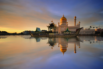 Beautiful View of Sultan Omar Ali Saifudding Mosque, Bandar Seri Begawan, Brunei, Southeast Asia - obrazy, fototapety, plakaty