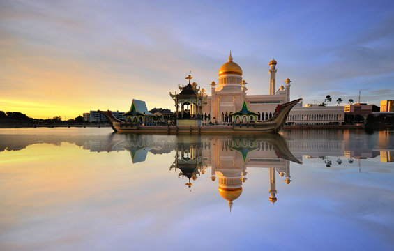 Beautiful View of Sultan Omar Ali Saifudding Mosque, Bandar Seri Begawan, Brunei, Southeast Asia