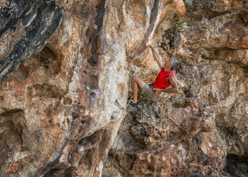 Malta, Ghar Lapsi, McCarthey's Cave, rock climber
