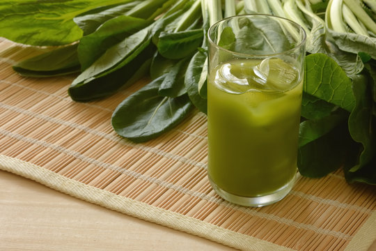青汁と緑の野菜
