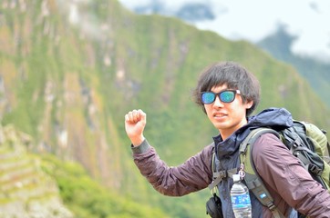 登山をする男性