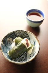 長命寺の桜餅とほうじ茶