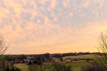 Kleines Dorf in Mitten der Natur