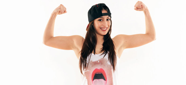 freche Bodybuilderin beim Posing