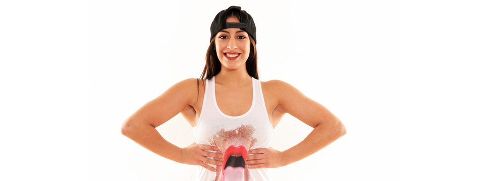 freche Bodybuilderin beim Posing