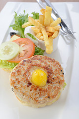 The burger Ring with potato chips