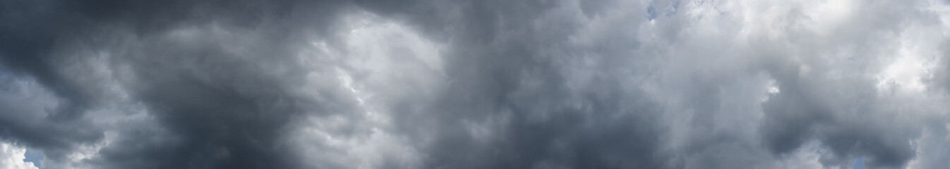 Panorama de ciel nuageux. Nuages d& 39 orage au-dessus de l& 39 horizon, cloudscape.