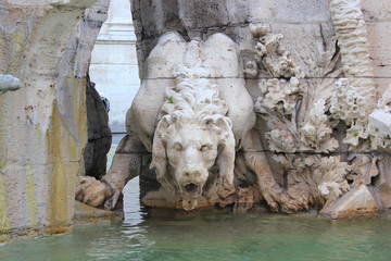 Fototapeta na wymiar Löwe: Detail am Vierströmebrunnen auf der Piazza Navona in Rom