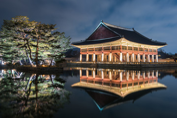 Fototapeta premium odbicie pałacu Gyeongbokgung w nocy w Seulu w Korei Południowej