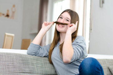 Teenager mit langen Haaren