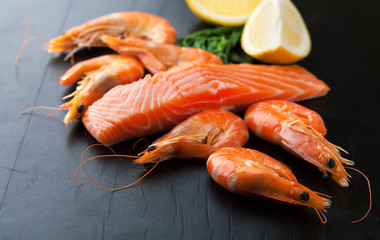 Fresh shrimp in the shell with salmon and lemon