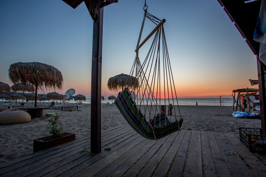 H&auml;ngematte einer Strandbar zur blauen Stunde