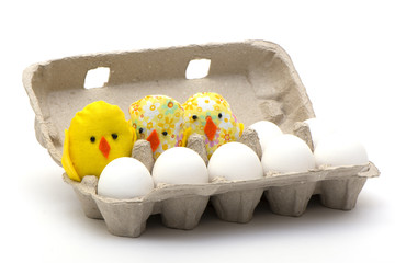яйца и цыплята в открытой коробке