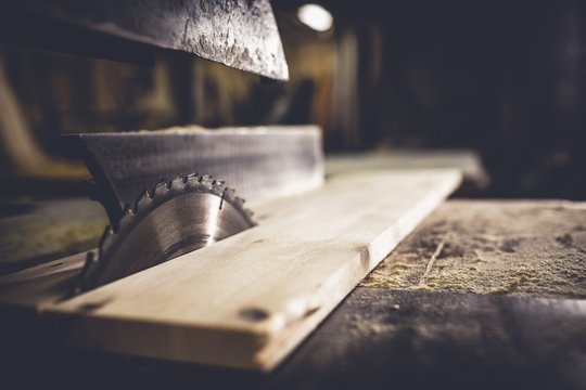 Fototapeta Saw sawing plank of wood