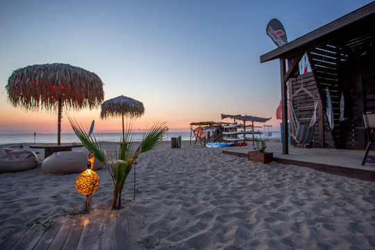  Strandbar im Sonnenaufgang am frühen Morgen