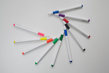 рамка для текста из цветных ручек на белом фоне