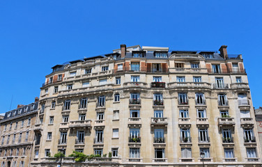 Fototapeta na wymiar bel immeuble parisien