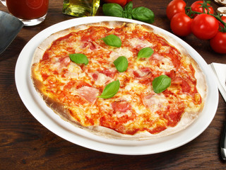 Hauchdünne Pizza mit Schinken