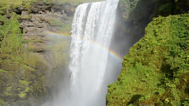 Cascata con arcobaleno in Islanda