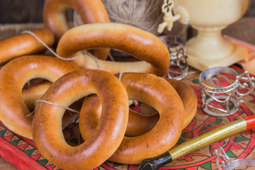 Tea samovar with a bunch of bagels.