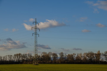 strommast in landschaft