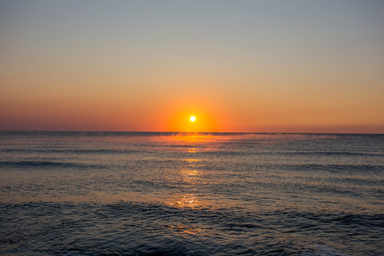 Beeindruckender Sonnenaufgang über dem Meer (Schwarzes Meer, Obsor, Bulgarien) © parallel_dream
