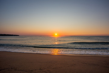 Beeindruckender Sonnenaufgang über dem Meer (Schwarzes Meer, Obsor, Bulgarien)