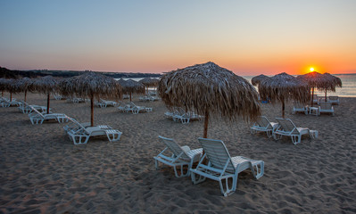  Strandbar im Sonnenaufgang am frühen Morgen