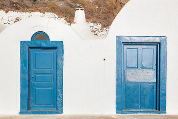 Fototapeta premium Grunge old blue doors in Oia town, Santorini, Greece.