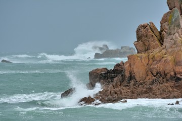 Tempête sur la côte  bretonne à Plougrescant dans le trégor