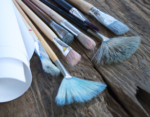 Gebrauchte Pinsel und Leinwand auf Holz / Treibholz Hintergrund