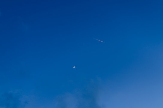 flugzeug mond und blauer himmel
