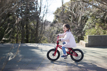 自転車に乗る女の子