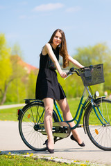 Obraz premium Young woman and bike in city looking at the camera. Active peopl