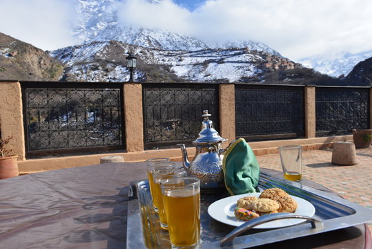 Minztee auf der Terrasse mit Blick auf den Toubkal im Atlasgebirge