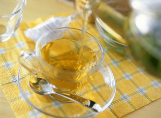 カップに注がれるハーブティー