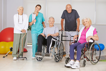 Gruppe Senioren bei Physiotherapie im Altenheim