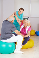 Zwei Senioren machen Krankengymnastik bei Physiotherapie