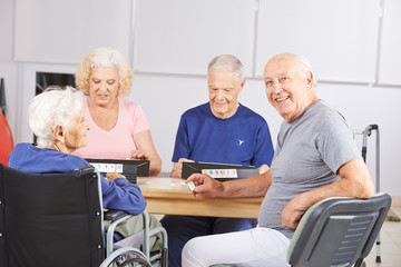 Gruppe Senioren beim Spielen im Altenheim