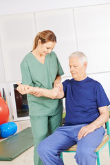 Mann mit schmerzender Schulter bei der Physiotherapie