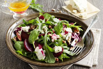 Salad with beet, blue cheese, nuts and vinaigrette.
