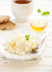 Breakfast with cottage cheese and honey.