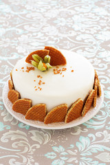 Honey cake with caramel.