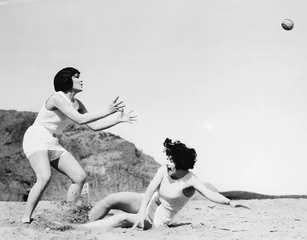 Gordijnen Twee vrouwen spelen met een bal op het strand © everettovrk